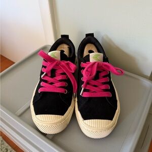 Cariuma Black Sneakers with Pink Laces